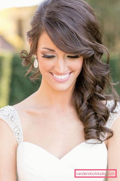 Fashionable and stylish styling on medium hair with large curls