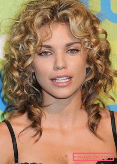 Medium length curly hair cascade