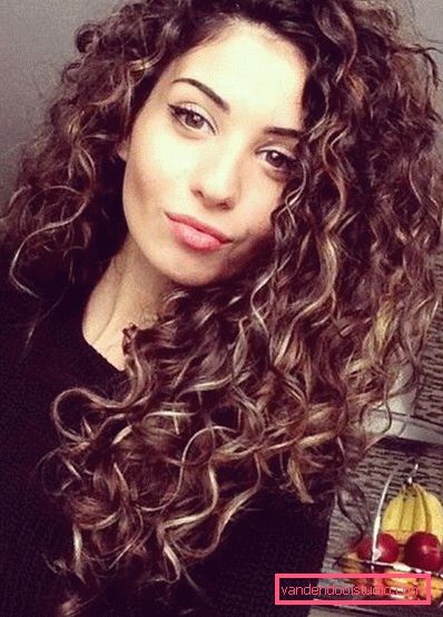 Chic long curly hair