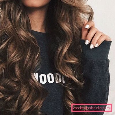 Chic long curly hair