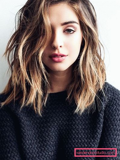 Medium-length dark hair shatus creates a visual volume for any haircut.
