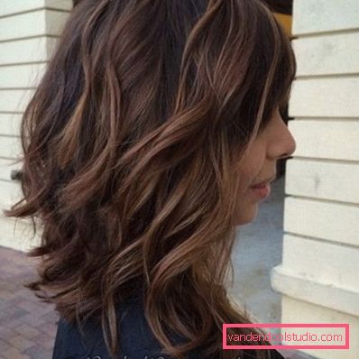 Medium-length dark hair shatush looks very natural