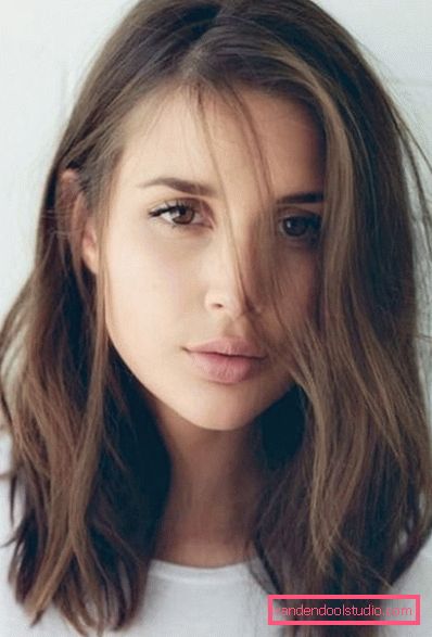 Medium-length dark hair shatush looks very natural