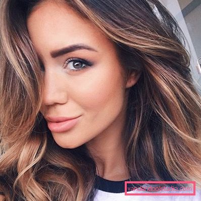 Medium-length dark hair shatush can add brightness to the image
