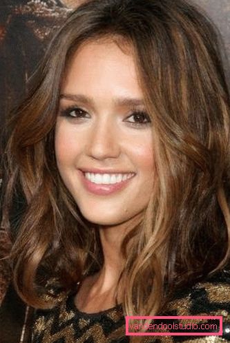 Shatush on medium-sized dark hair in tandem with tan can create an effect “only from the spa” at any time of the year.