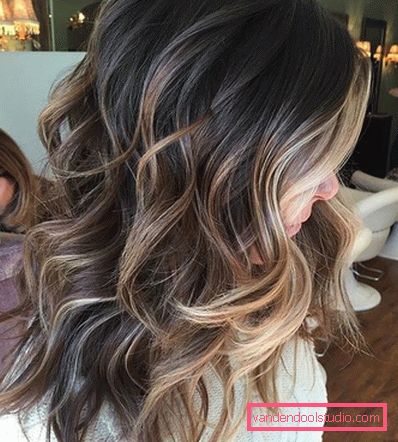 Shatush looks great on curly dark hair of medium length