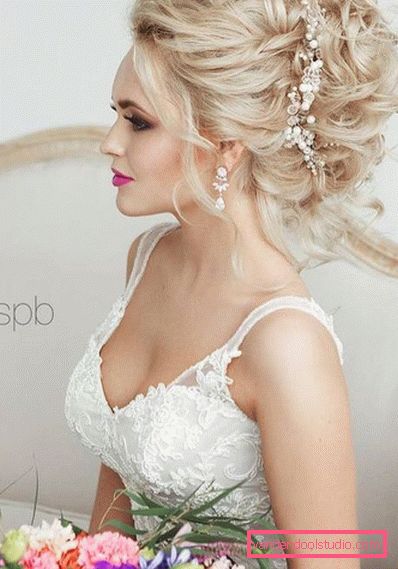 Wedding hairstyles with diadem at the back
