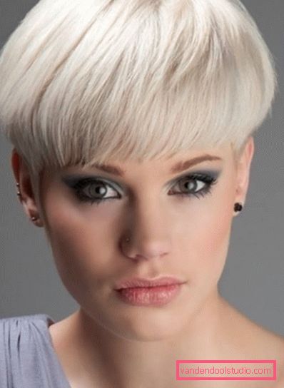 Haircut page Elegant haircut page for short and medium hair