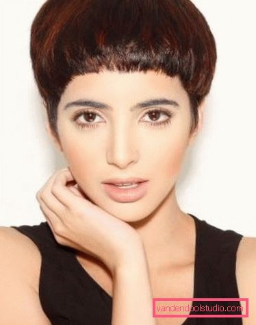 Haircut page Elegant haircut page for short and medium hair