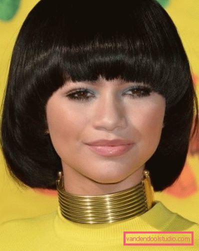 Haircut page Elegant haircut page for short and medium hair