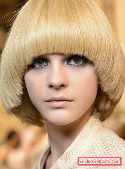Haircut page Elegant haircut page for short and medium hair