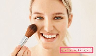 girl with a brush for makeup How to disguise acne: cosmetics and alternatives