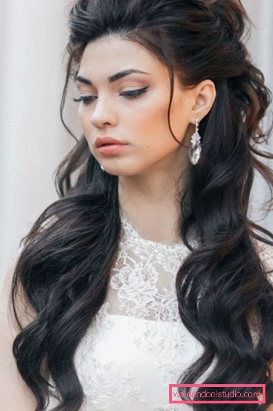 Beautiful and simple hairstyles for the holiday