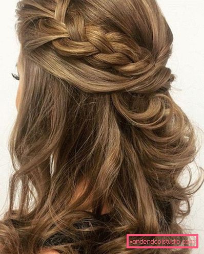 Hairstyles for prom on medium hair Light and beautiful hairstyles for prom for medium hair