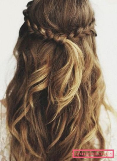 Hairstyles for prom on medium hair Light and beautiful hairstyles for prom for medium hair