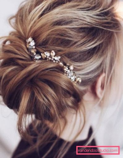 Hairstyles for prom on medium hair Light and beautiful hairstyles for prom for medium hair