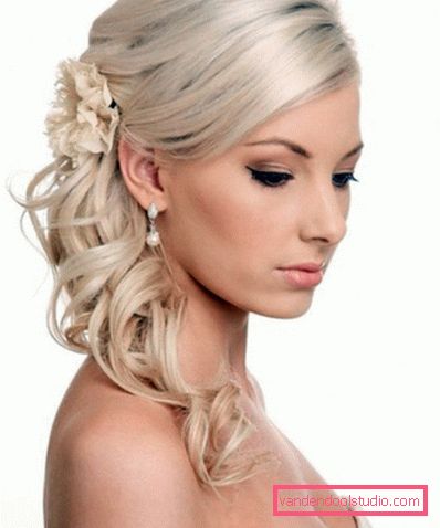Hairstyles with curls on medium hair Hairstyles for medium hair with curls - styling options for a holiday and prom