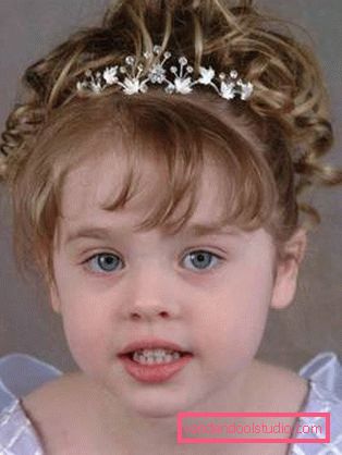 Hairstyles with tiara for girls - top 10 styling with a crown