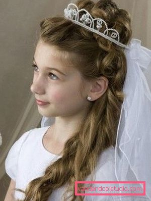 Hairstyles with tiara for girls - top 10 styling with a crown