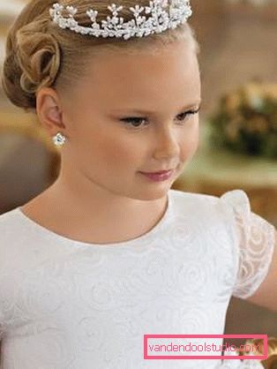 Hairstyles with tiara for girls - top 10 styling with a crown