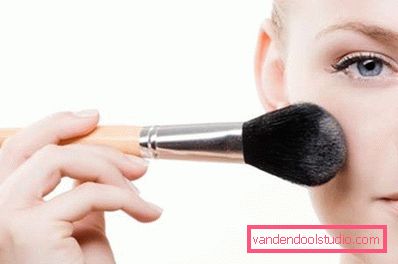 girl does makeup girl does makeup