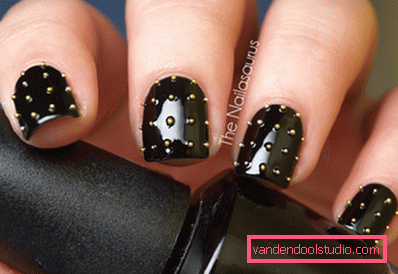 nails with gold rhinestones