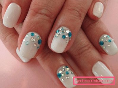 Fashionable white manicure