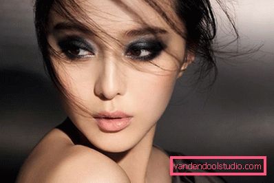 glamorous black shadows on the eyelids glamorous black shadows on the eyelids