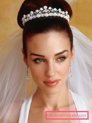 Wedding hairstyle high and low bun with a veil and without it