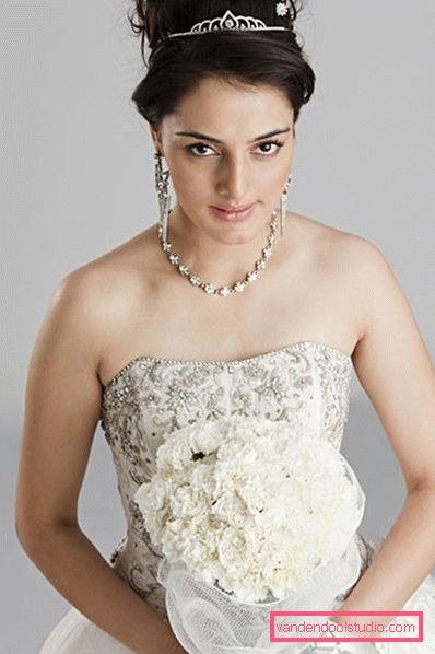 Wedding hairstyle high and low bun with a veil and without it
