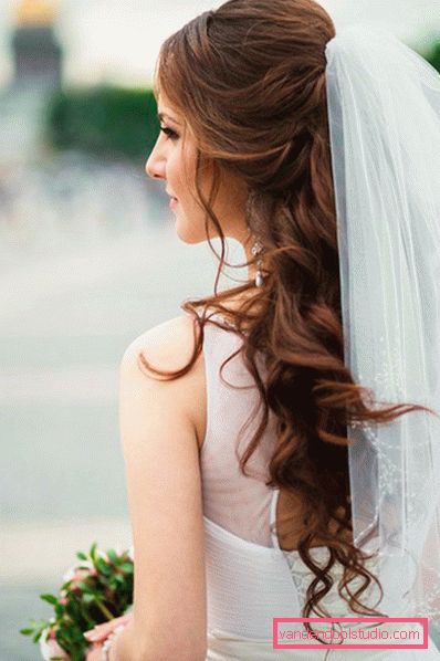 Wedding hairstyles with a veil on medium