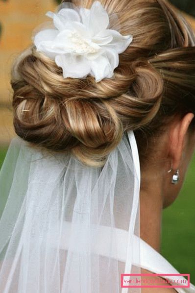 Wedding hairstyles with a veil on medium