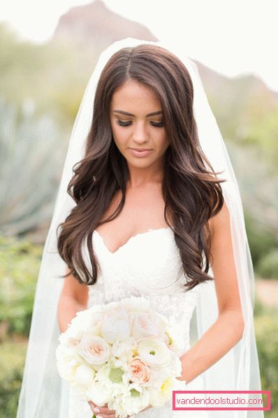 Wedding hairstyles with a veil on medium