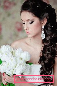 bride with a bouquet of white flowers