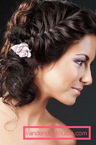 greek hairstyle for short curls