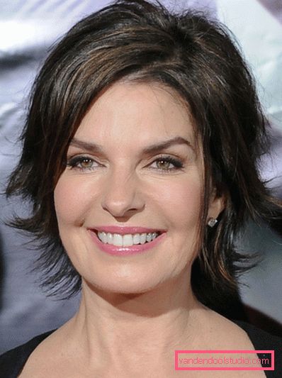 Types of haircuts Cascade on short hair with bangs and without it