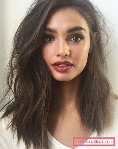 Women's haircuts for medium hair without a bang 2019 - photo