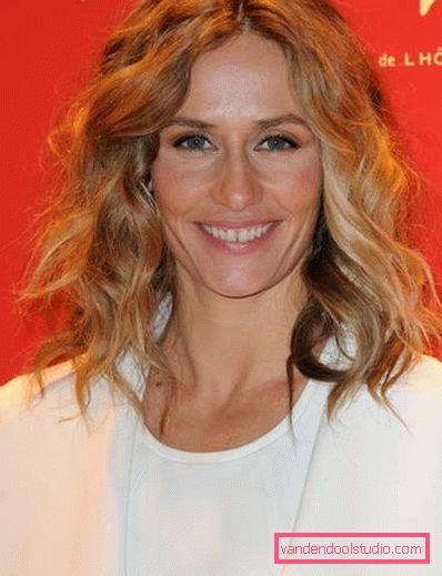 Women's haircuts for medium hair without a bang 2019 - photo