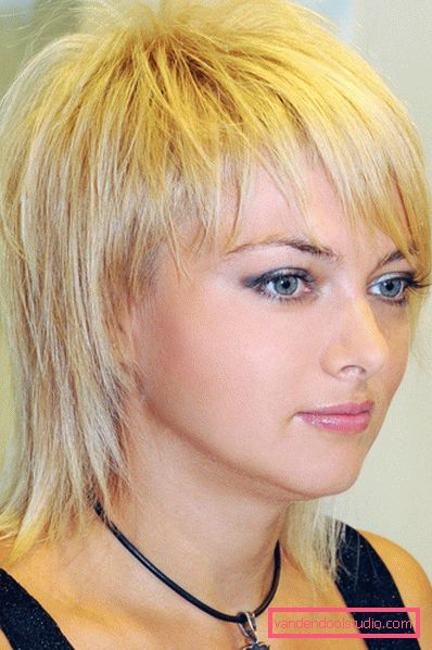 Women's haircuts for medium hair without styling