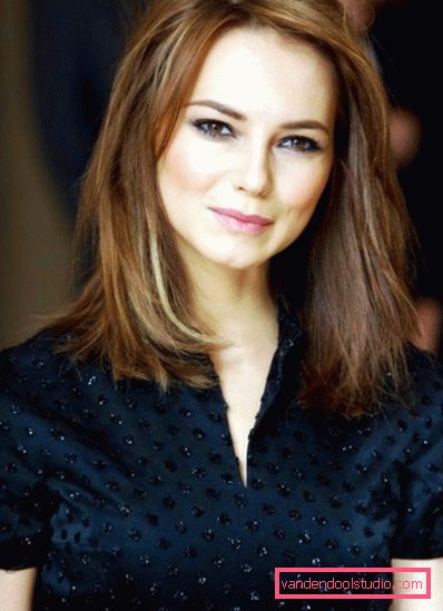 Women's haircuts for medium hair without a bang 2019 - photo