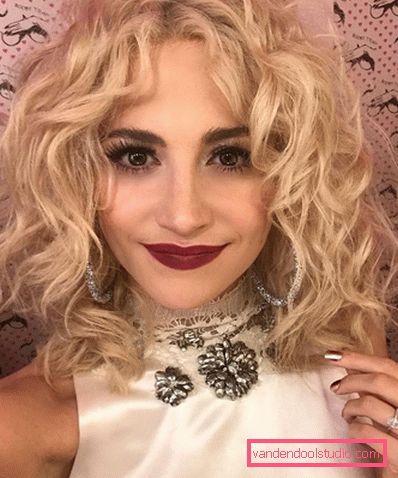 Women's haircuts for medium hair without a bang 2019 - photo