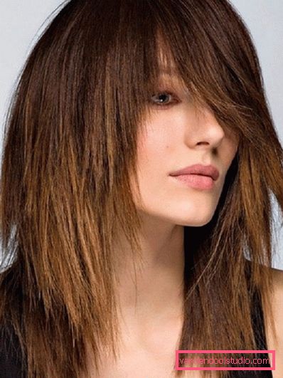 Women's haircuts for medium hair without a bang 2019 - photo